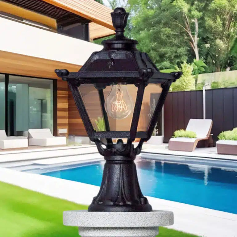 Golia Square Gate Light in Classic Design