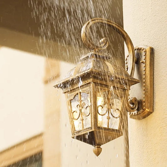 Classic Style Metro Outdoor Wall Light (Antique Gold)